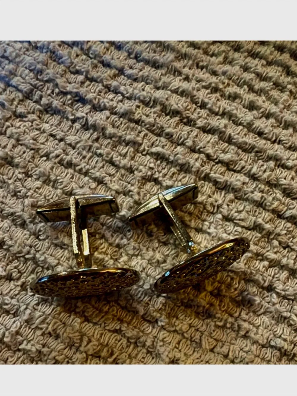 8 pairs of various Men's cufflinks.